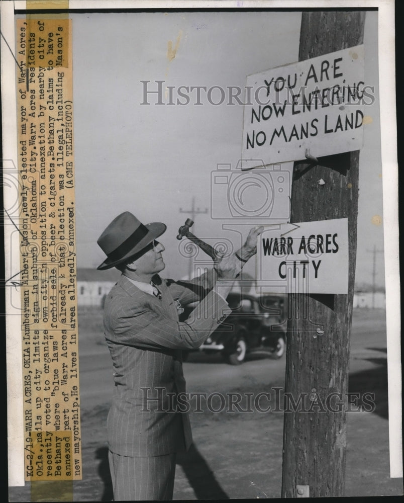 1948 Press Photo Albert Mason, Mayor of War Acres Hangs City Limit Signs - Historic Images