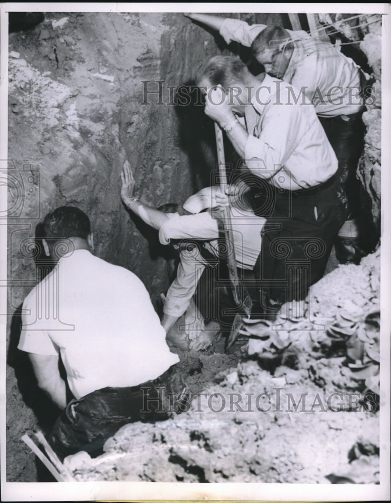 1954 Press Photo Firefighter uncovering N. Nichols after he was buried alive-Historic Images