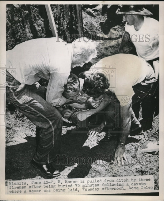 1951 Press Photo Wichita PW Honer pulled from ditch he was buried in for an hour-Historic Images