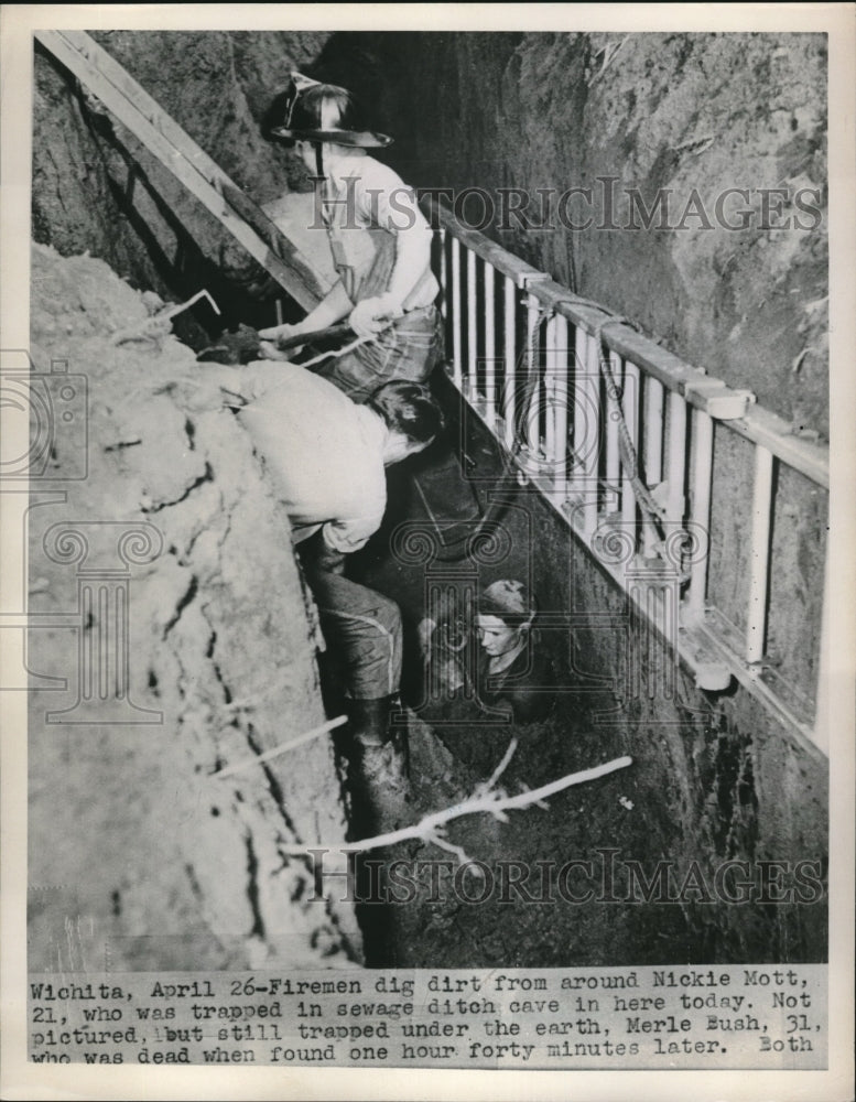 1951 Press Photo Wichitam Firemen rescue Nick Mott from sewage ditch-Historic Images