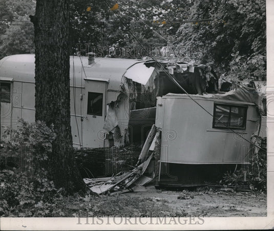 1947 Press Photo Dayton, Ohio trailer destroyed by 70 mph winds - Historic Images