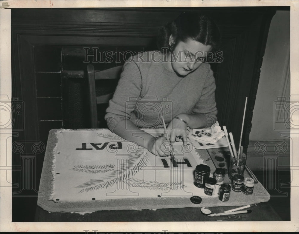 1947 Press Photo Rosemarie Berger, NY design student with a stencil - Historic Images