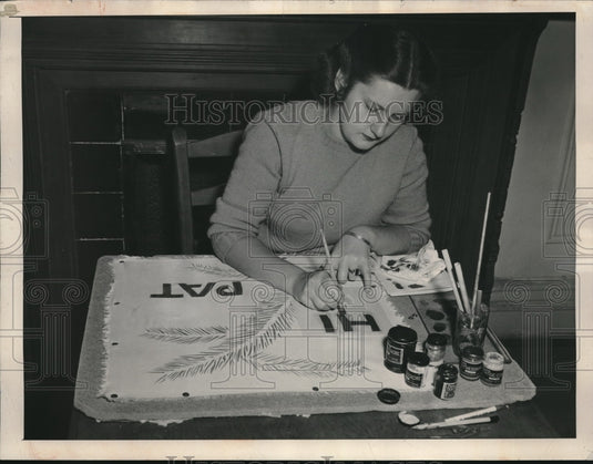 1947 Press Photo Rosemarie Berger, NY design student with a stencil - Historic Images