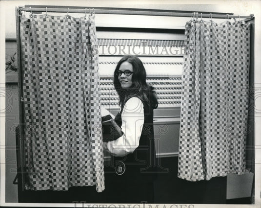 Press Photo Betty Jenkinson Villa Aggela School Voting for 1st Time - Historic Images