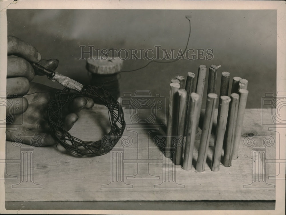 1925 Press Photo How to Wind Low Loss Coil and Paint with Collodian-Historic Images