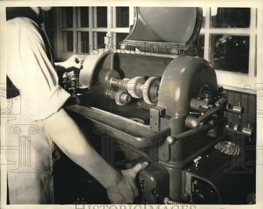 1934 Press Photo Mating machine which operates at high speed - Historic Images