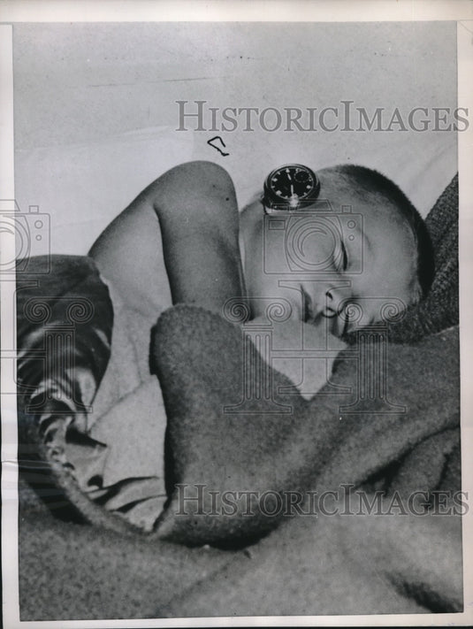 1956 Press Photo Gene White falls to sleep with dad's pocket watch atop his ear-Historic Images