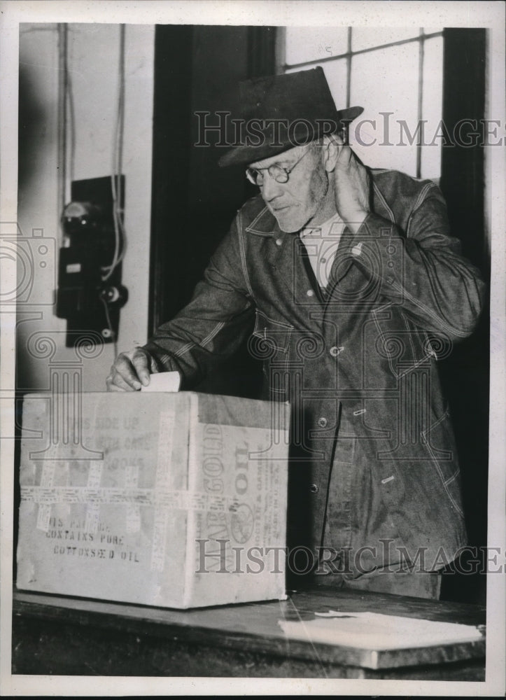 1938 Press Photo Farmer John Sutton casts ballot Cotton Market Quota Referendum-Historic Images