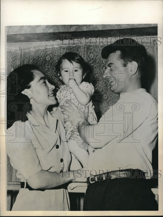1945 Press Photo Mr & Mrs John Mequade & Daughter Peggy in Williamsport PA-Historic Images