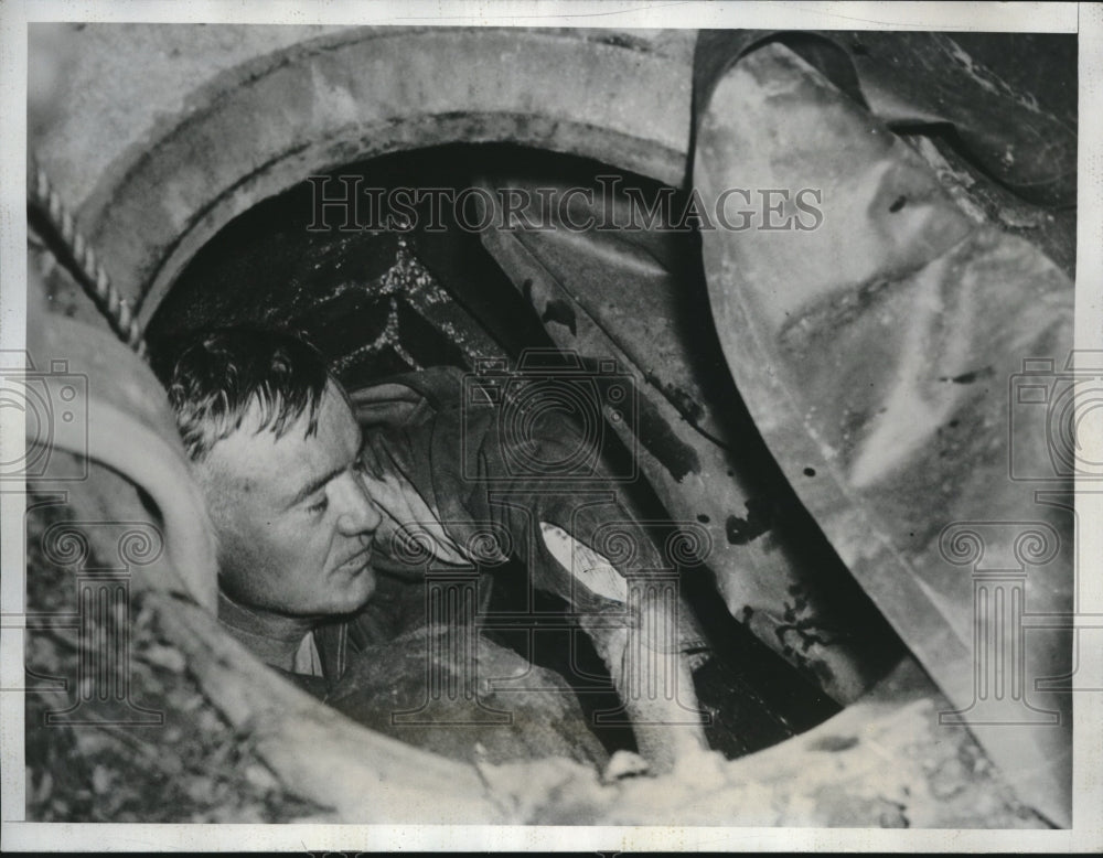 1934 Press Photo Pittsburgh Firemen Rescue Man Trapped In Storm Sewer-Historic Images