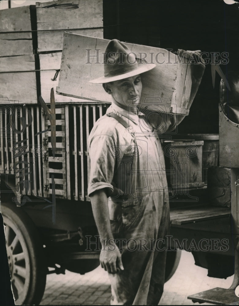 1960 Press Photo Leading eggs at the farm for delivery Indianapolis-Historic Images