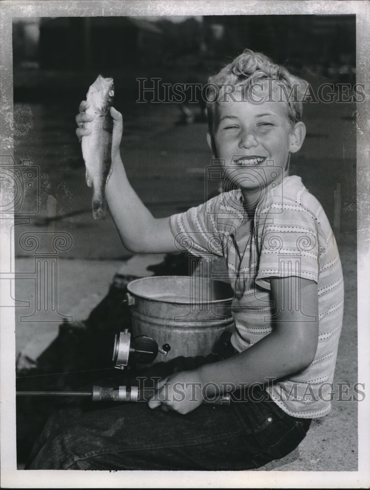 1950 Press Photo Eddie Wyane Sergent With Caught Fish - Historic Images