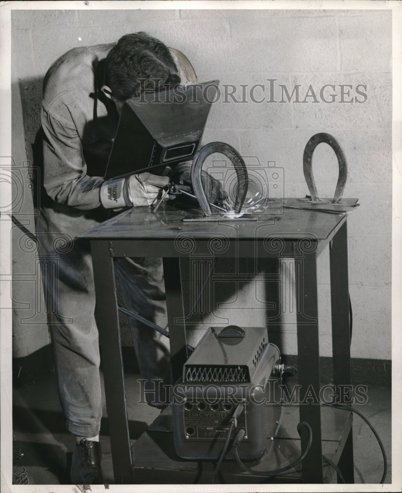 1955 Press Photo Man Welding a Horseshoe - Historic Images