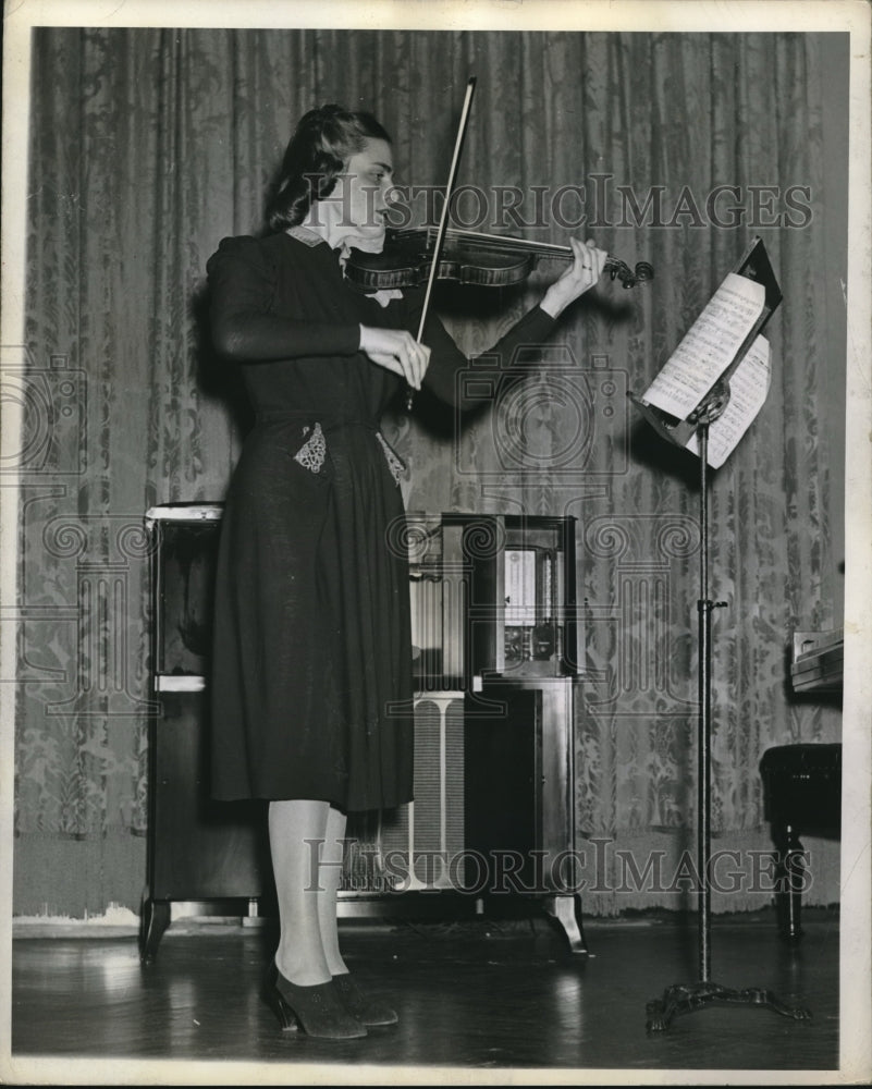 1943 Press Photo Young Woman Plays the Victrola String Instrument Music - Historic Images