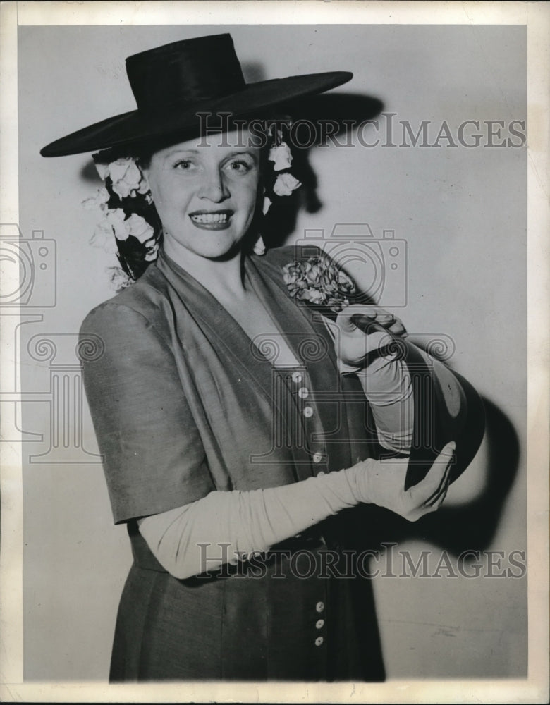 1945 Soprano Musician Eleanor Sieber With New Vinyl Record - Historic Images