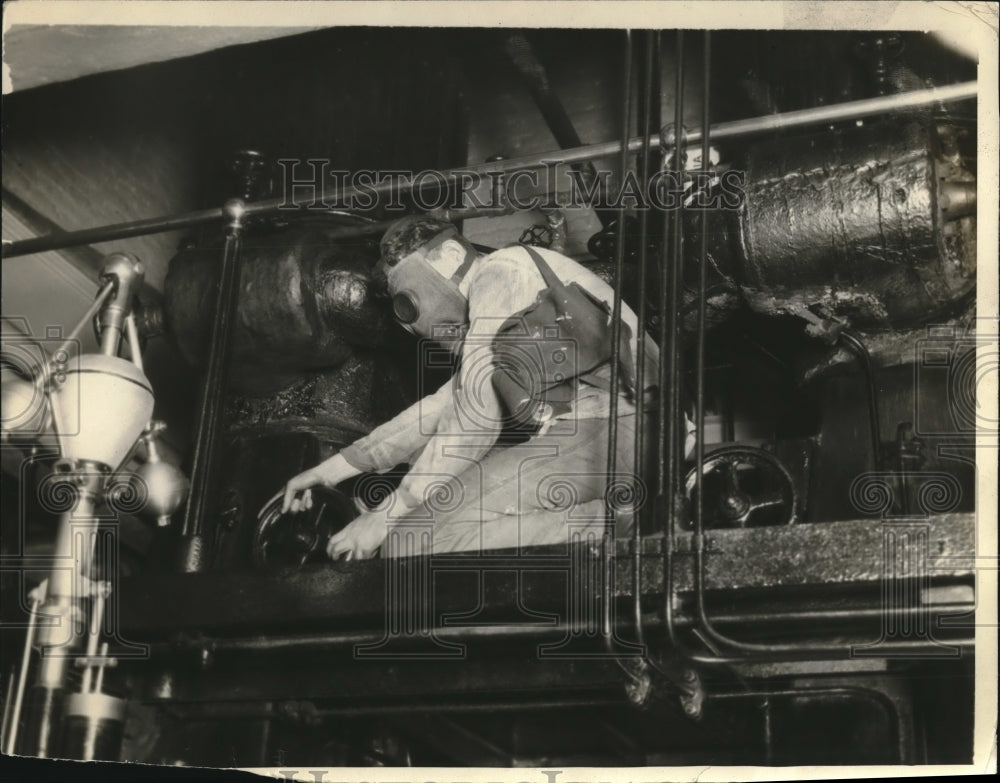 1923 Press Photo Worker building an ammonia tank - Historic Images