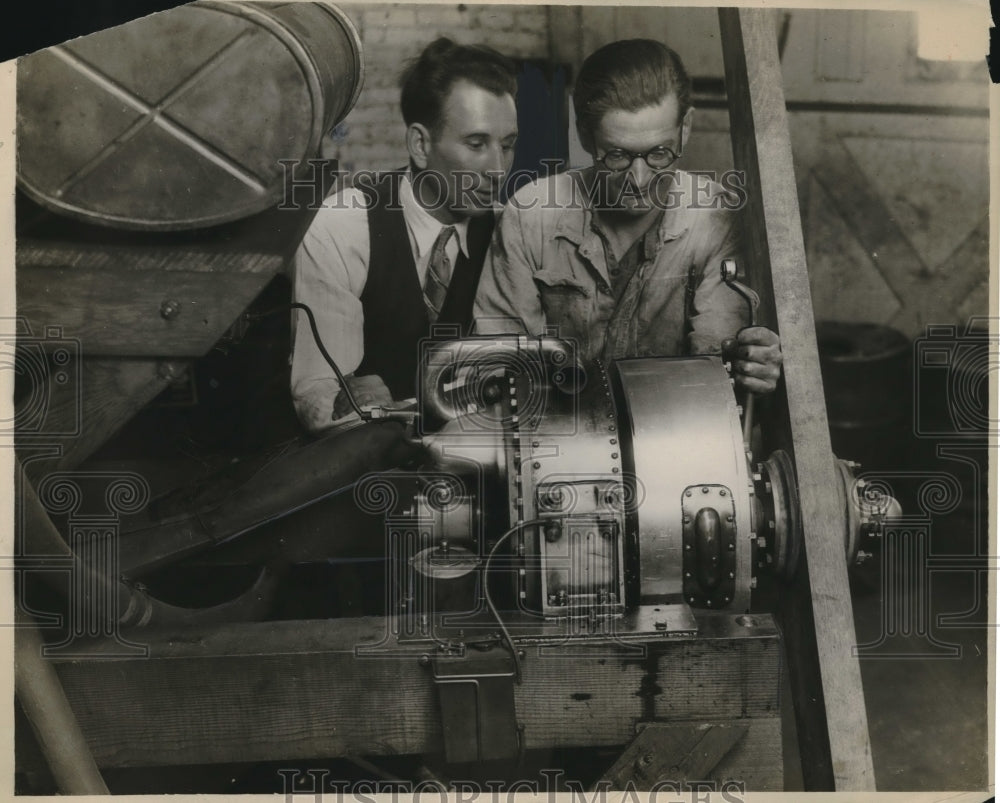 1929 Press Photo Two men working with manufacturing machines - Historic Images