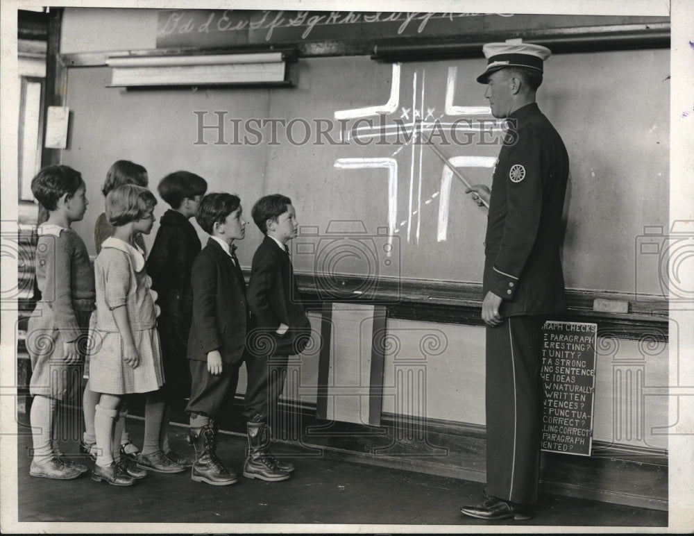 1931 Press Photo Patrolman William Nixon Instructs Binney School Students - Historic Images