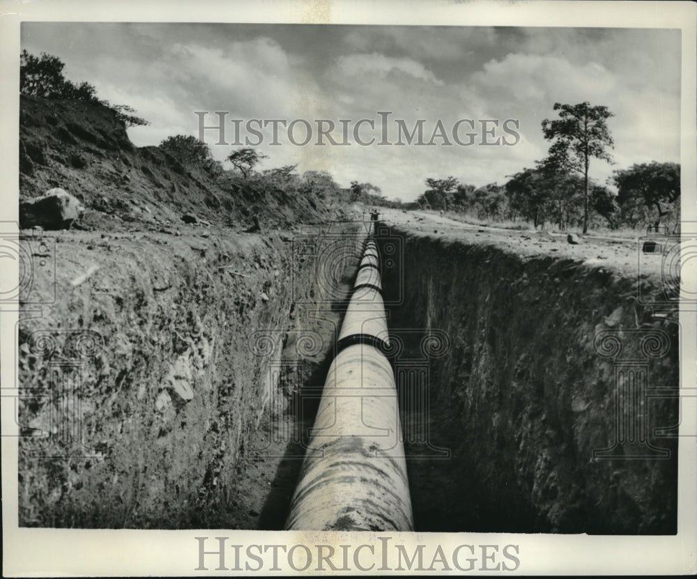 1961 Press Photo 26 Mile Pipe Line Carry 9 Million Gallons Water Day Nyasaland - Historic Images