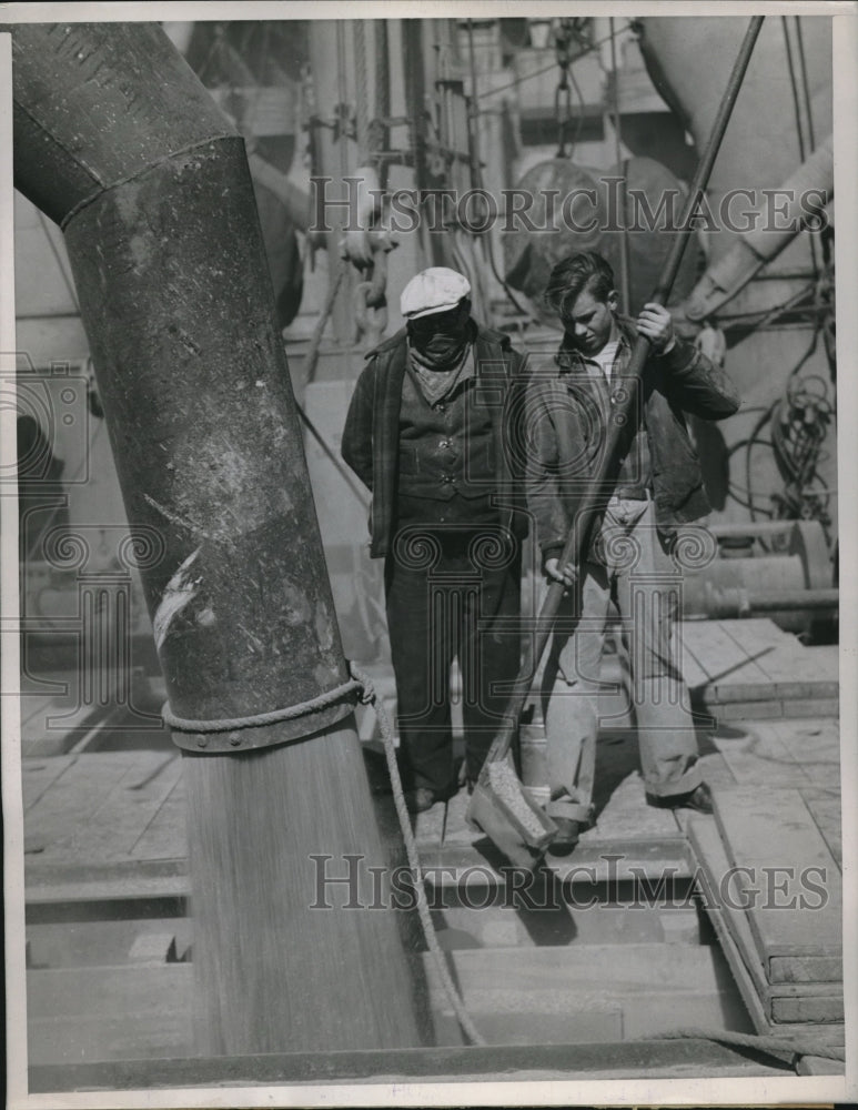 1946 Press Photo Oats being spouted into the hull of ship to be delivered Iran - Historic Images