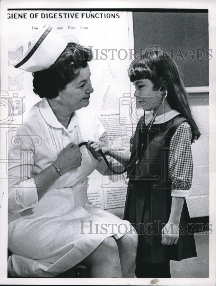 1967 Press Photo Shorean school Janice Laws Nurse Mary Acker - Historic Images