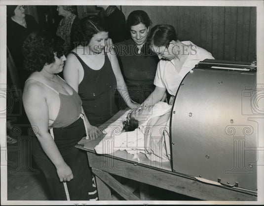 1938 Press Photo Beauty Clinic Jacob A. Riis Settlement House - neb79287-Historic Images