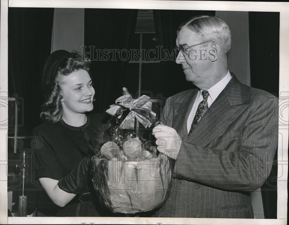 1946 Press Photo &quot;Peach Queen&quot; Doris Sternberg &amp; Bill Hassett, Pres Truman Sec - Historic Images