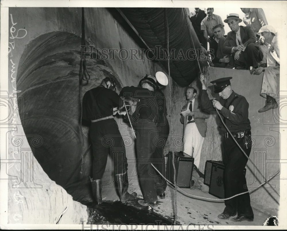 1939 Rescuers Enter Sewers Searching For Detectives Who Got Lost-Historic Images