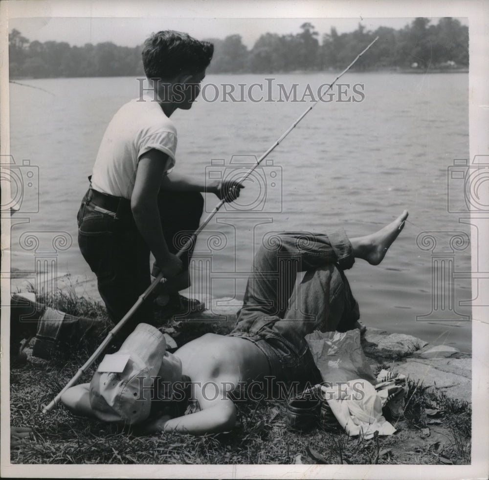 1952 Mario Riso Fishes In NY City Contest With His Big Toe - Historic Images