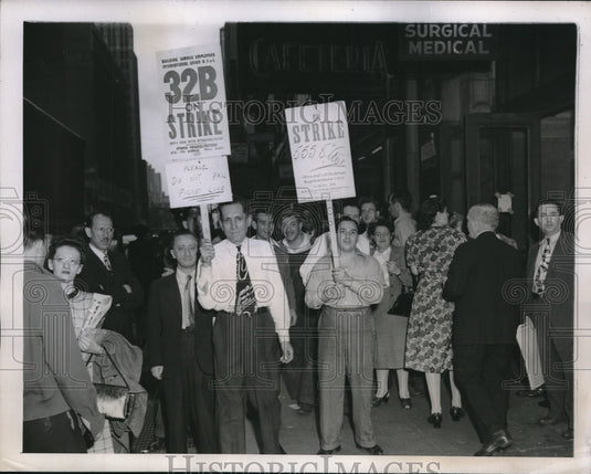 1945 Press Photo Union Elevator Operators Picketing New York City - Historic Images