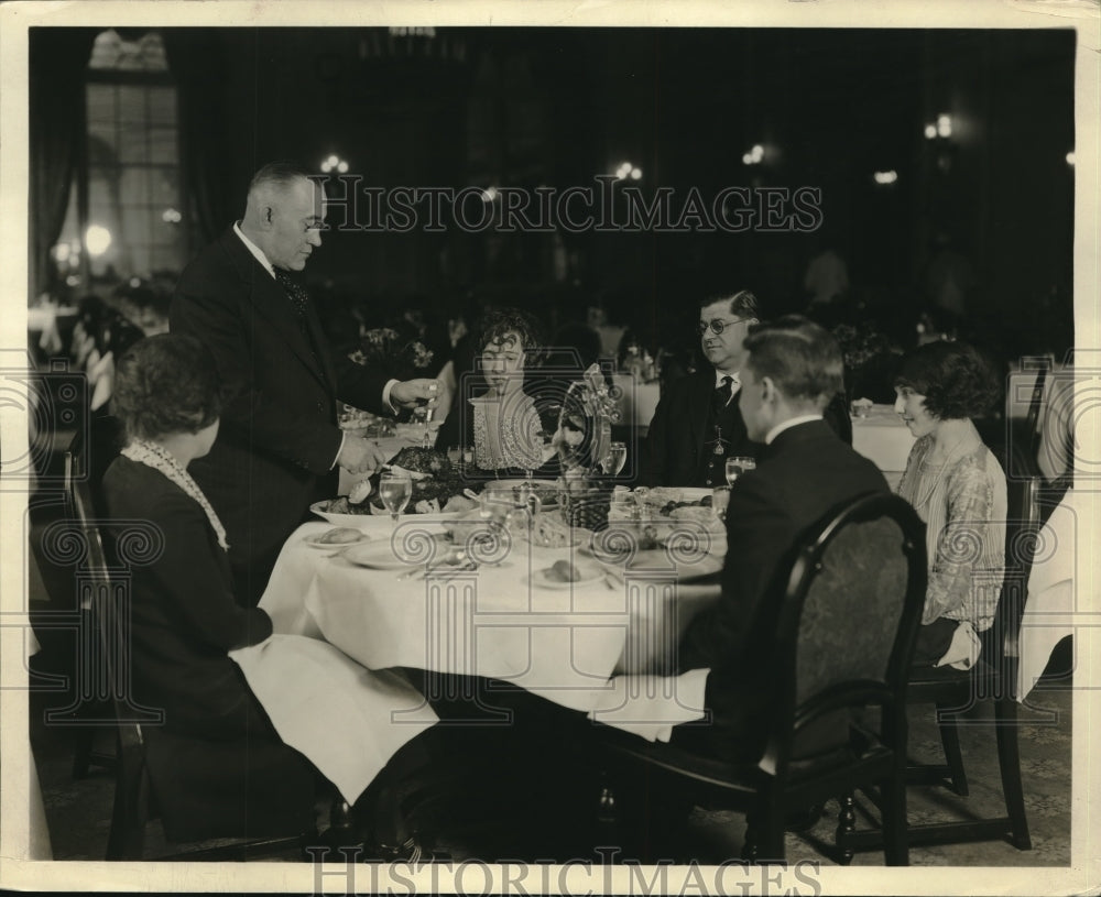 1923 How to Carve A Turkey at Dinner - Historic Images