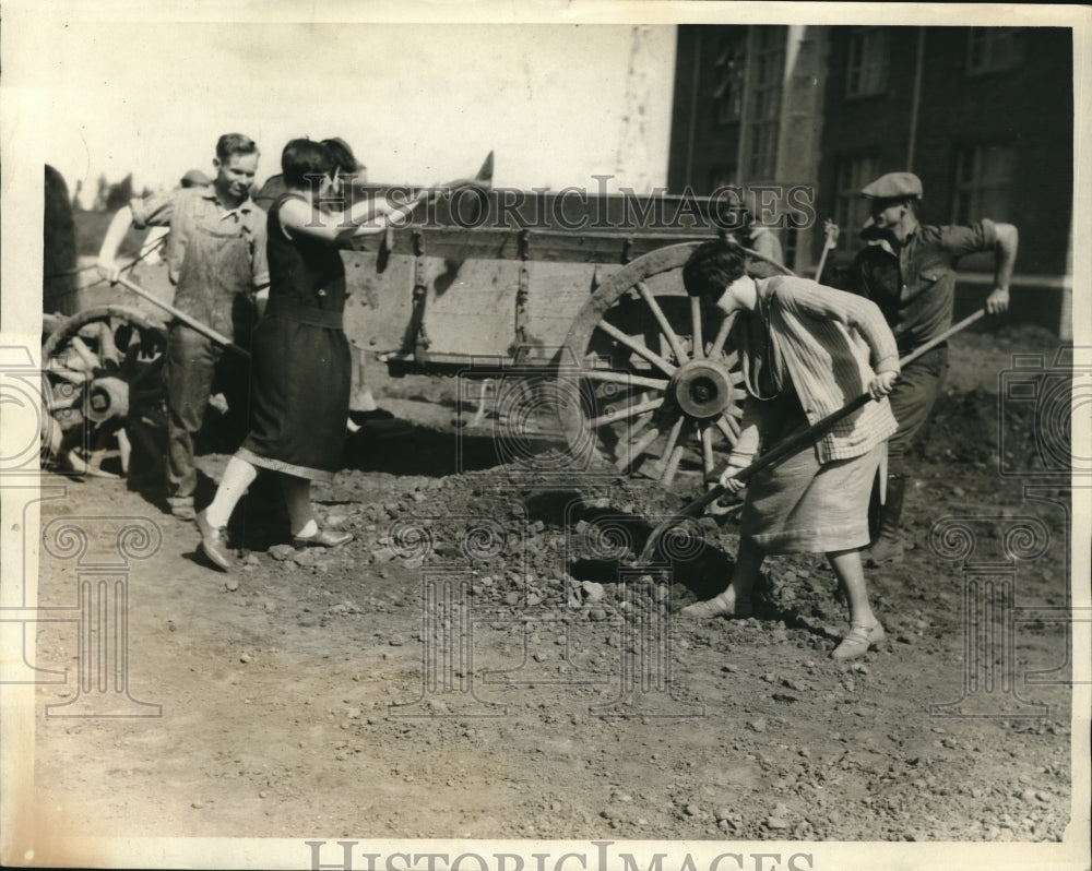 1935 Press Photo Group of people digging around a wagon - Historic Images