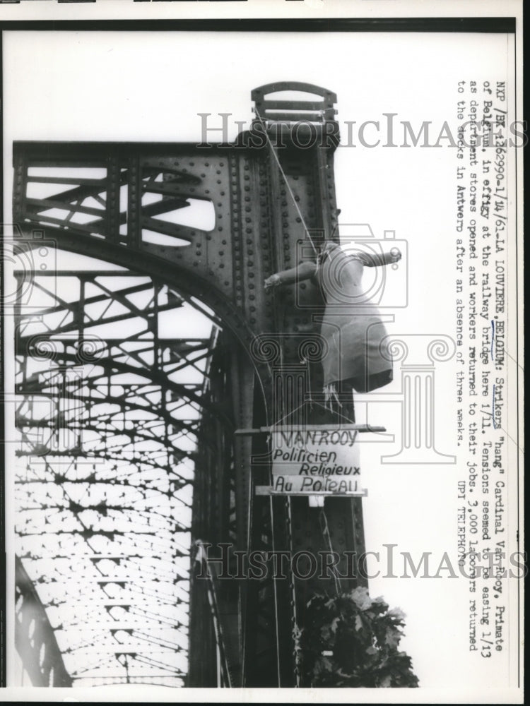 1961 Press Photo LaLouviere, Belgium Cardinal Van Rooy hung in effigy by striker-Historic Images