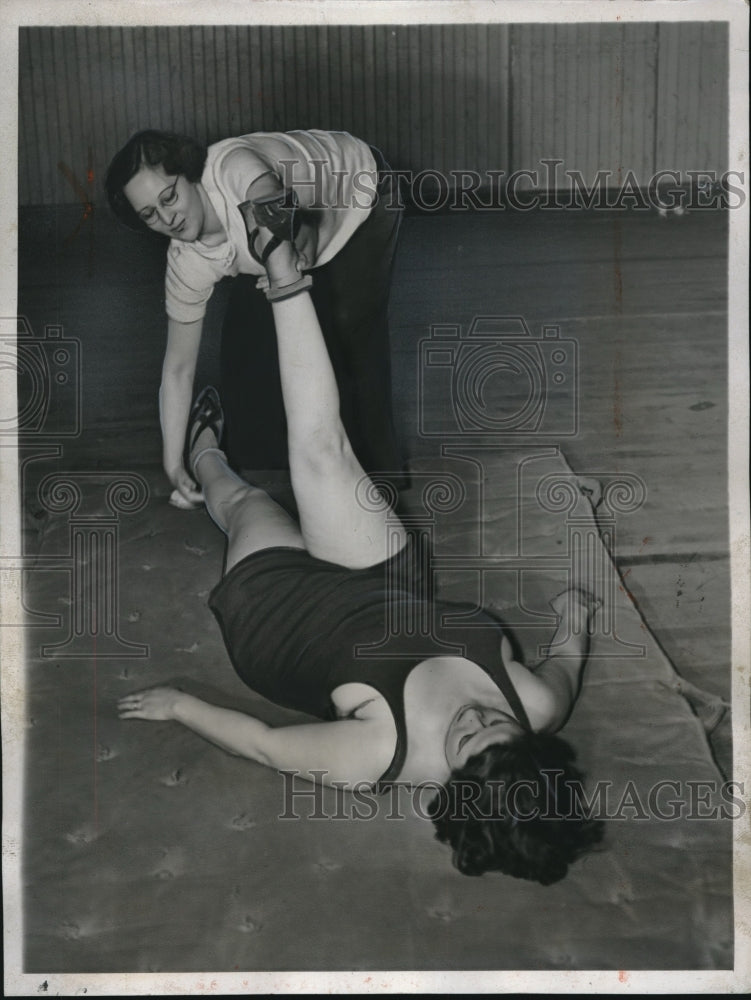 1938 Press Photo Two women at free beauty clinic in New York - Historic Images