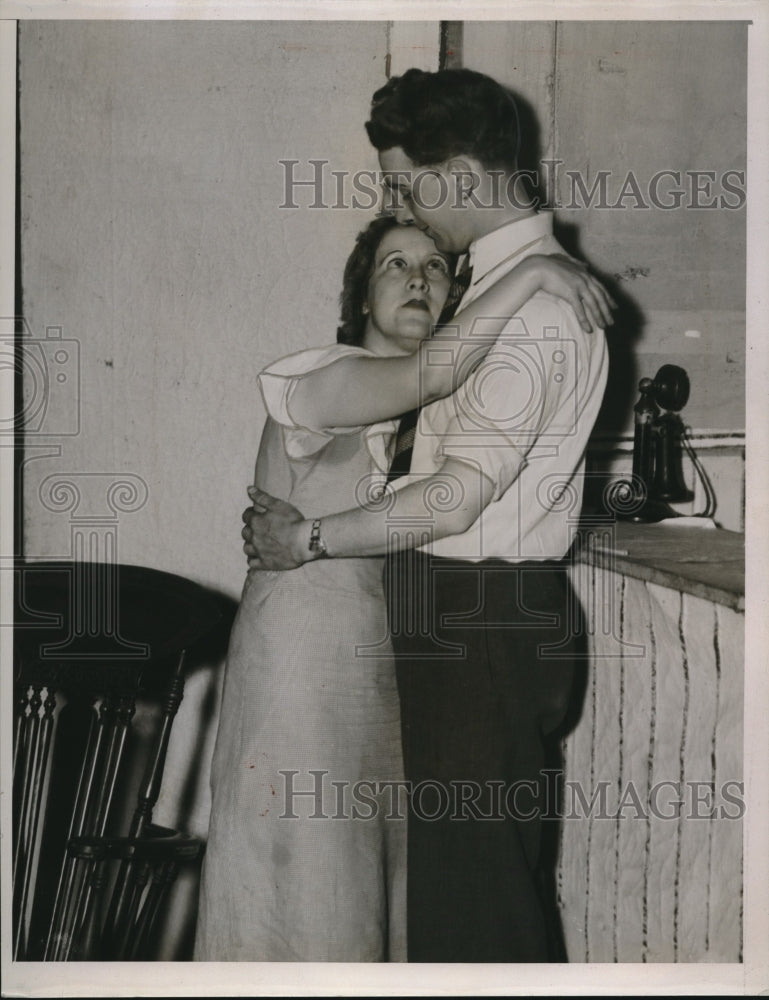 1935 Press Photo A Man Hugging a Lady - Historic Images