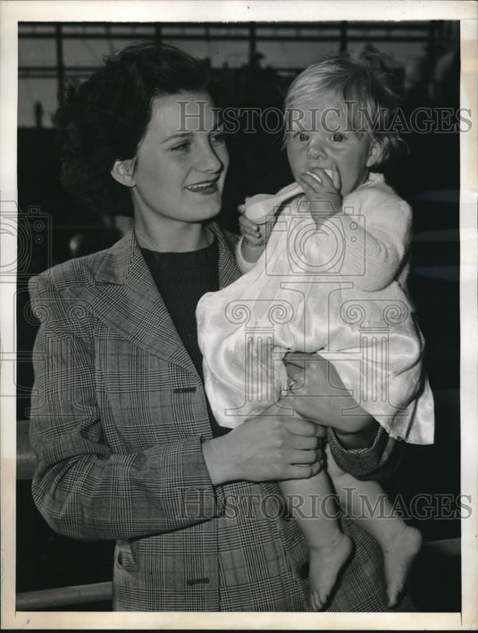 1945 Mrs. Eileen Dorrell with Daughter Sandra - Historic Images