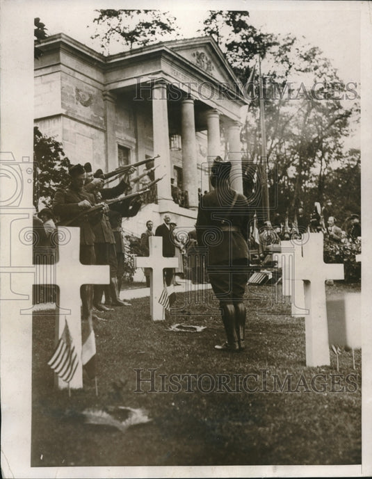 1933 Press Photo Firing Squat Fires Salute At Suresnes Cemetery Near Paris - Historic Images