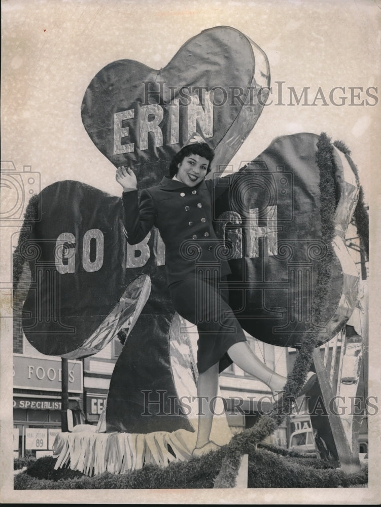 1960 Press Photo Erin on Shamrock Float - Historic Images