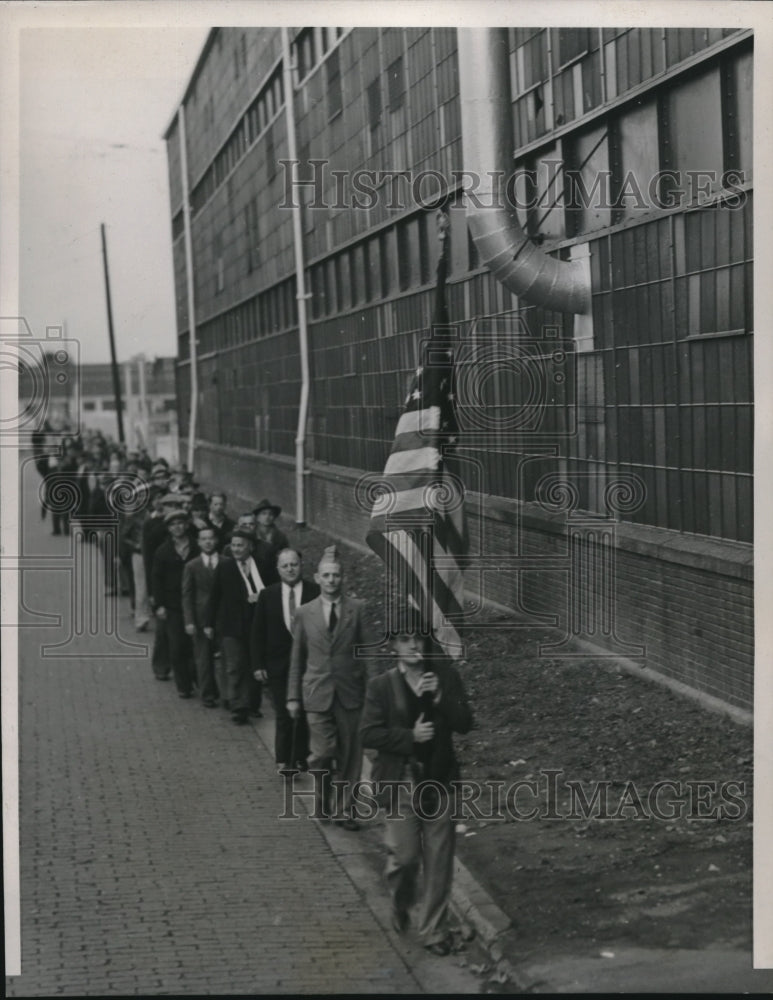 1939 Press Photo United Auto Workers Strike and Form Picket Around Nash Plant - Historic Images