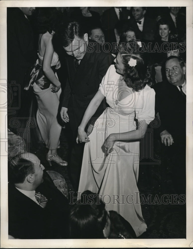 1941 Press Photo Phillip Willkie Dances with a Beauty in Aisle - Historic Images