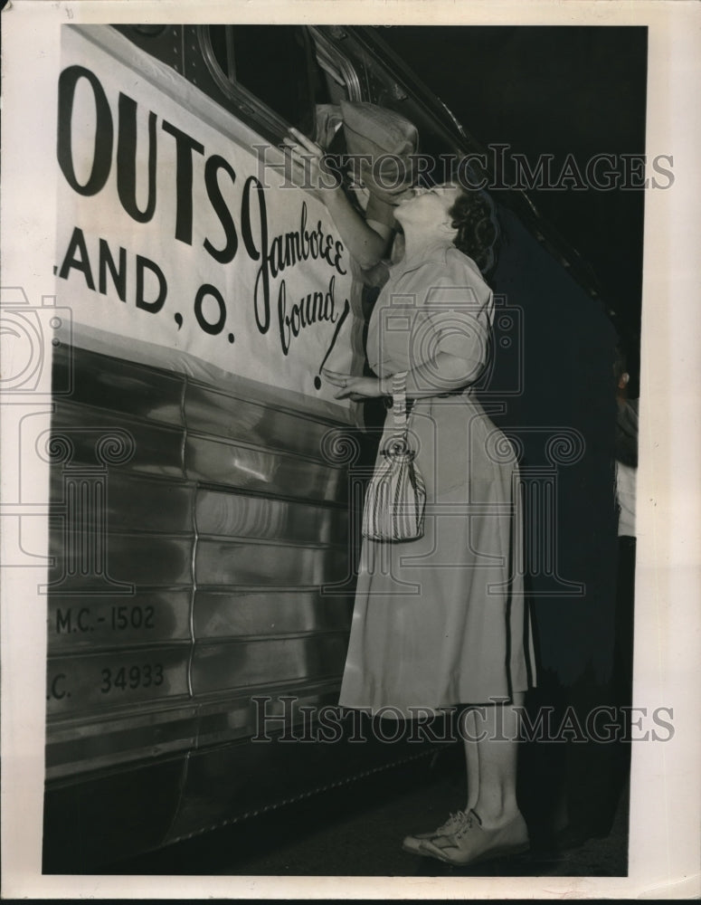 1950 Press Photo Mrs. Joseph Marchesi kissing son, Bill, of Troop 12 - Historic Images