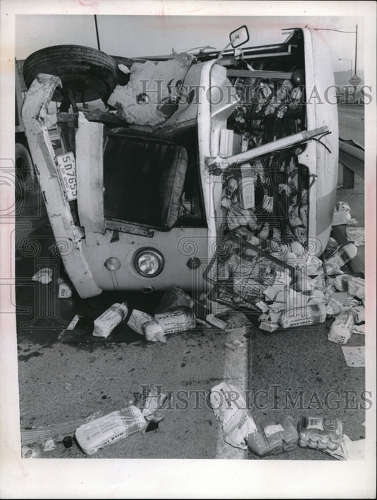 1966 Laub Bakery truck crash - Historic Images