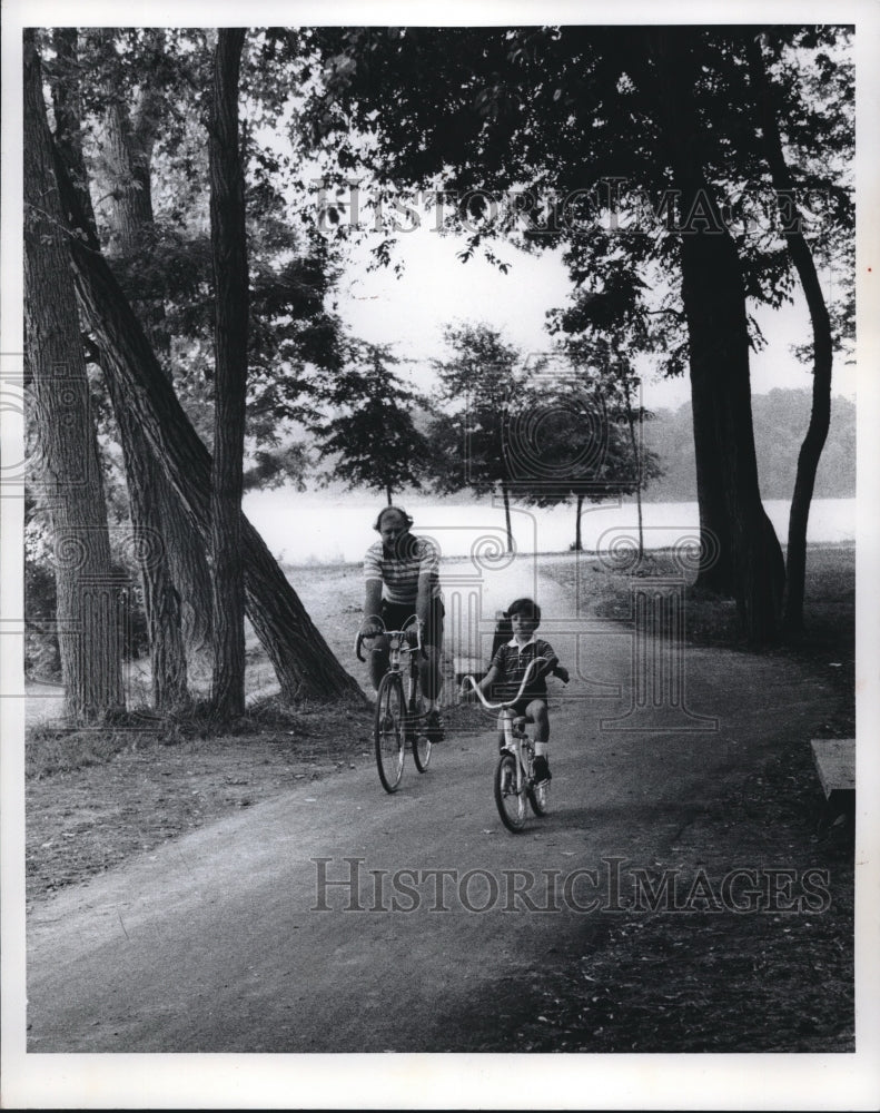 1978 Press Photo Clifford L. Wolfe and son on Bike trail Wallace Lake - Historic Images