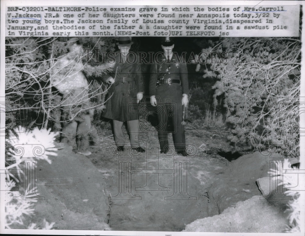 Press Photo Police examine Bodies of Mrs Carroll Jackson and her daughters - Historic Images