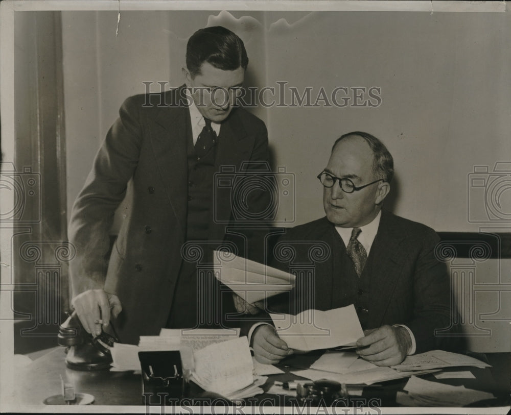 1934 Press Photo William Collins and Hugh Thompson get news of strike in Detroit-Historic Images