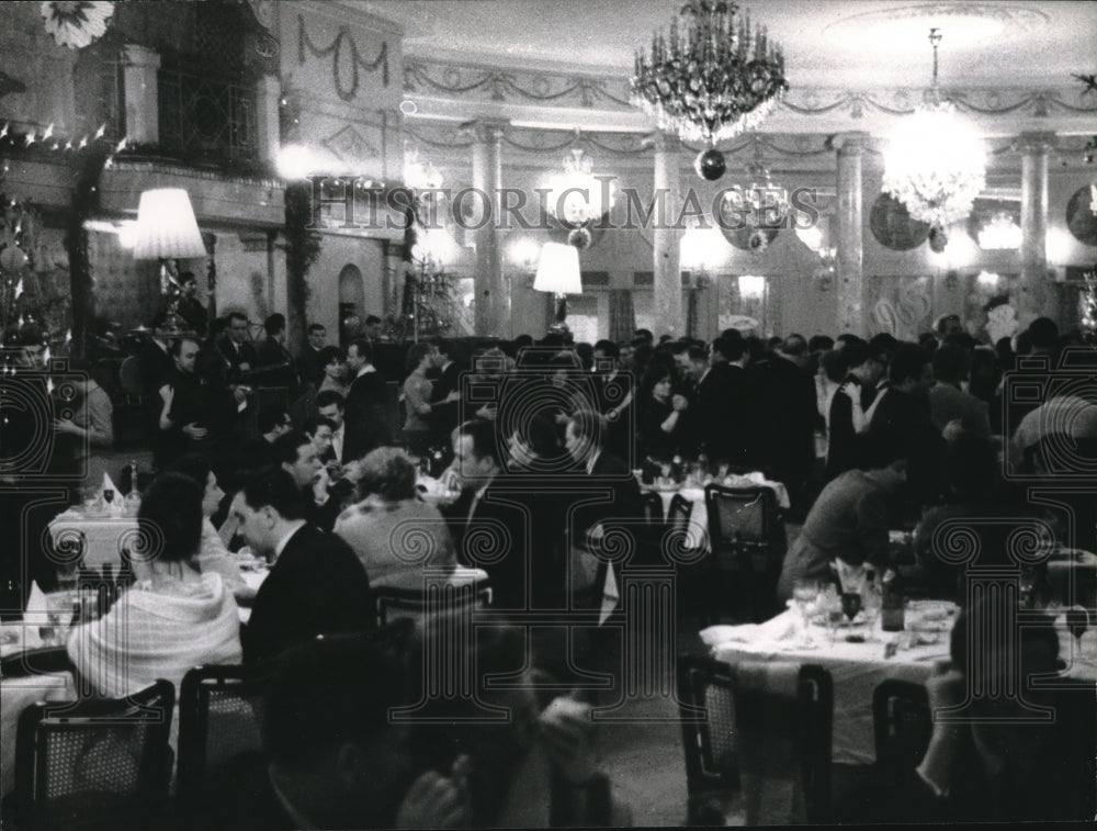 1965 Budapest Restaurant In Moscow Features Fine Food &amp; Dancing - Historic Images