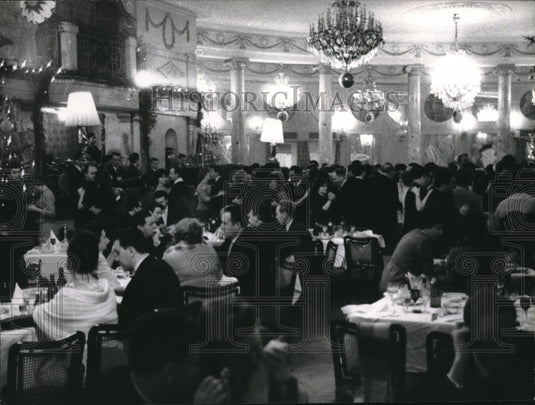 1965 Budapest Restaurant In Moscow Features Fine Food & Dancing - Historic Images
