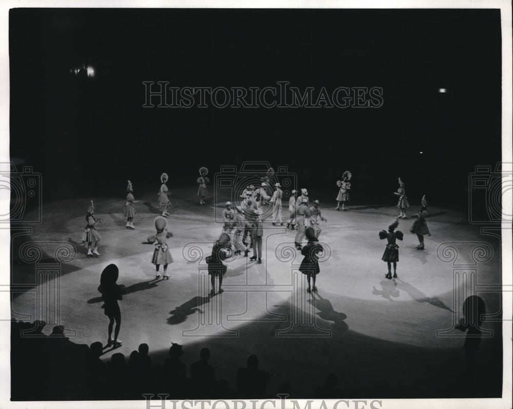 1942 NYC, Skating Vanities show at Madison Square Garden - Historic Images