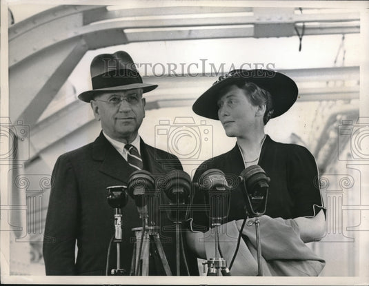 1938 Press Photo Mr. & Mrs. Harold L. Ickes Posing For Ship News Photographer - Historic Images