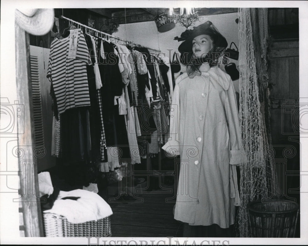 Press Photo Mannequin Modeling Fashion From The Early 1900's In Country Store-Historic Images